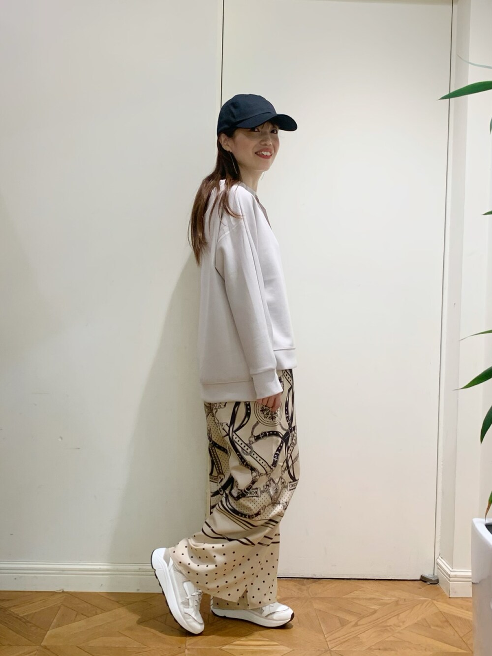 「休日スタイル、カジュアルコーデ、今日のコーデ、パンツスタイル、秋先取りコーデ、低身長女子、シンプルコーデ、ラクチンコーデ、大人女子、秋コーデ、スニーカーコーデ、秋、お洒落さんとつながりたい、淡色コーデ、大人カジュアル」｜「meeny minyのアイテム（キャップ、ブラック系）」を使った、norikoさん（レディース・152cm）の夏コーディネートの2枚目の写真