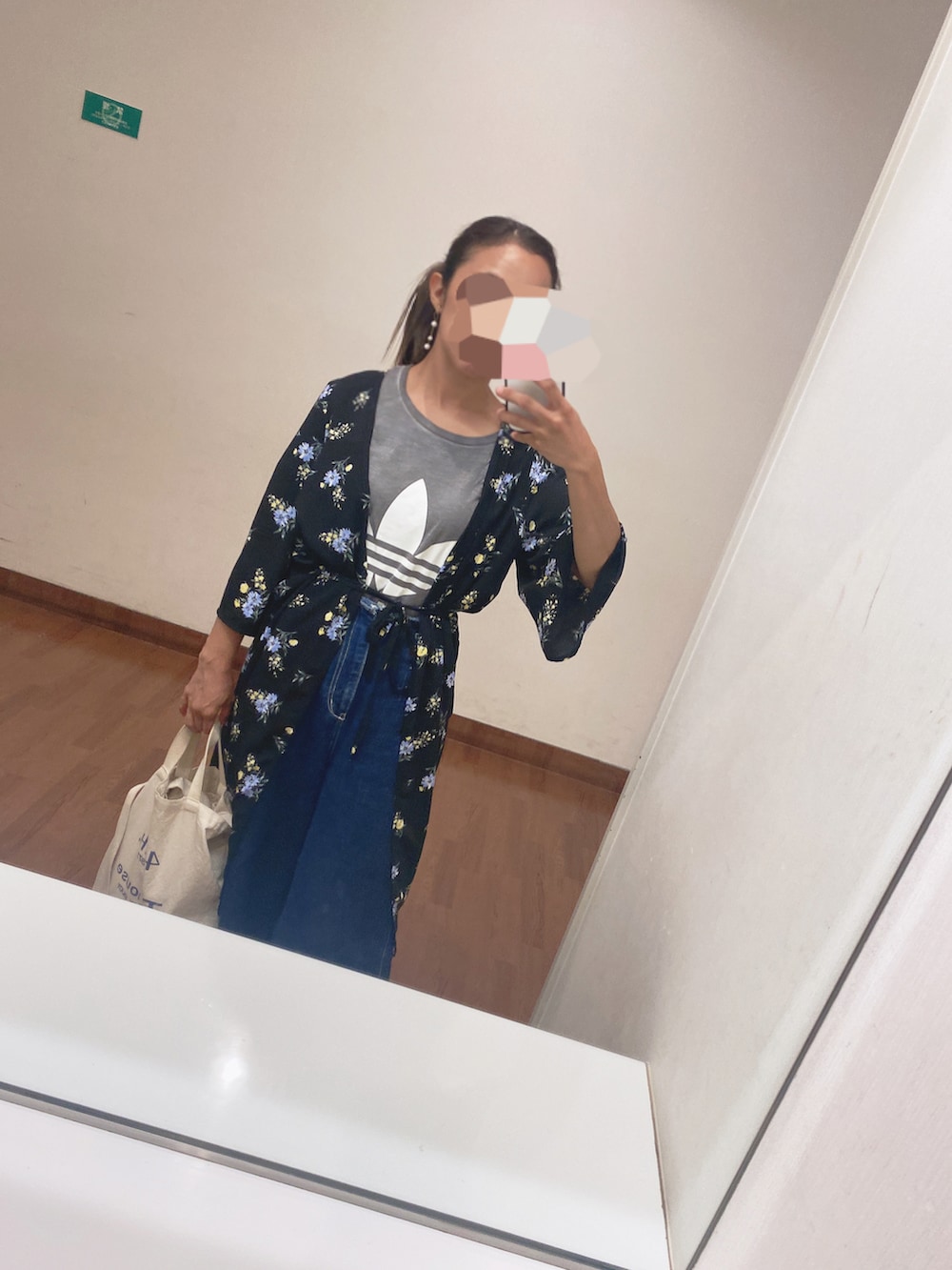 「ママコーデ、ママファッション、adidas、パールアクセ」｜「adidasのアイテム（Tシャツ/カットソー、グレー系）」を使った、まはろさん（レディース・159cm）の夏コーディネートの2枚目の写真
