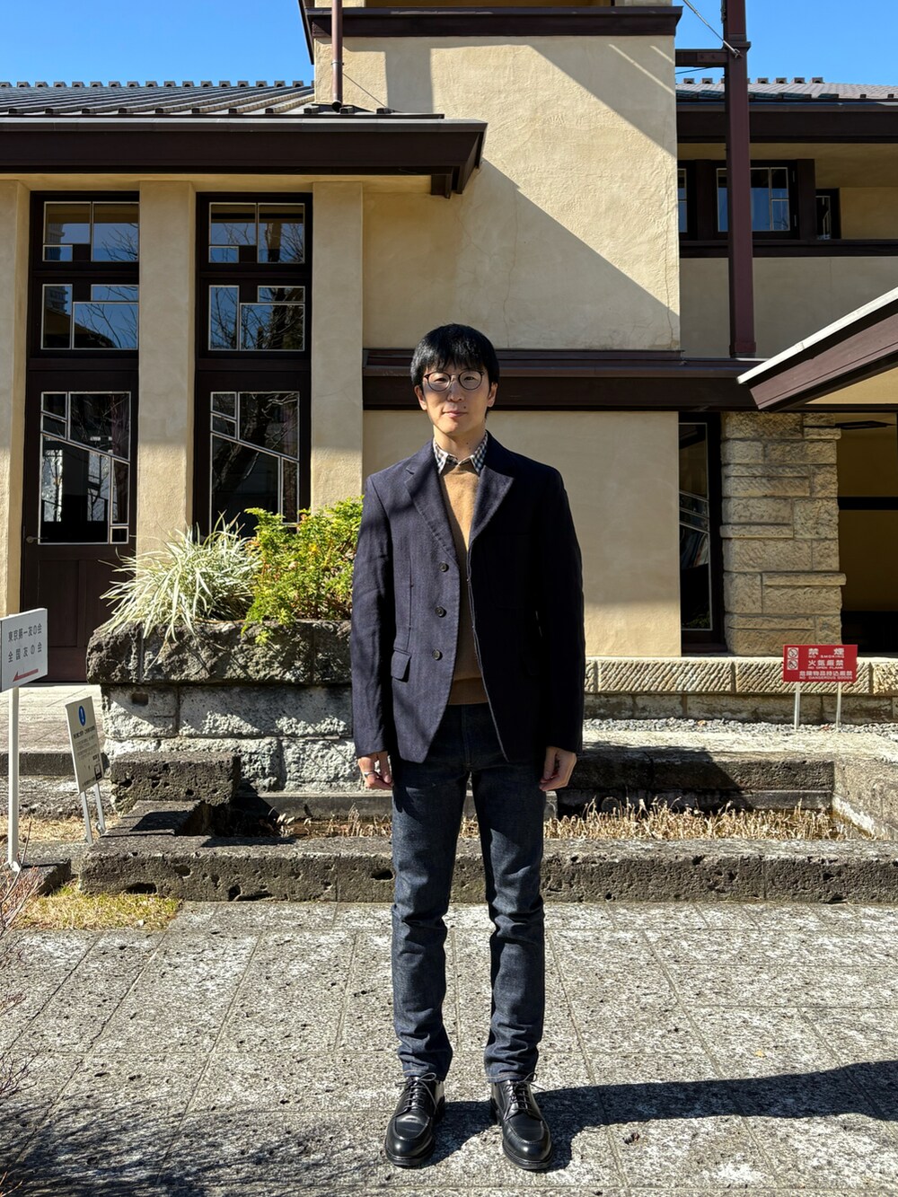 ブルー系のテーラードジャケット、ブルー系のデニムパンツ、ブラック系のシューズを着用したメンズの冬コーディネートの2枚目の写真