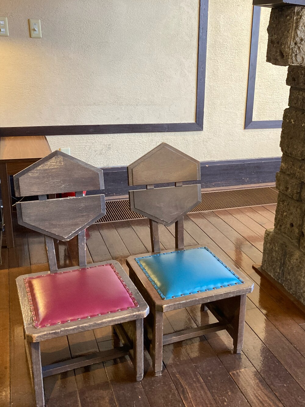 ブルー系のテーラードジャケット、ブルー系のデニムパンツ、ブラック系のシューズを着用したメンズの冬コーディネートの5枚目の写真