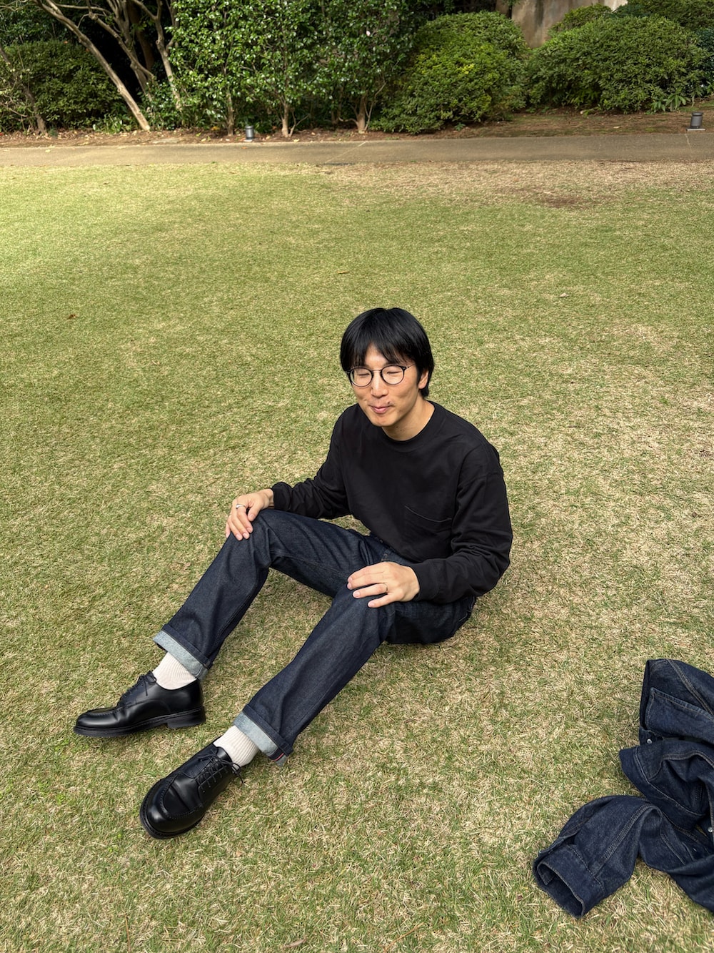 「シンプル、東京都庭園美術館」｜「DRIES VAN NOTENのVUSKIN Loose fit denim jacket（デニムジャケット、ブルー系）」を使った、Daisuke Aさん（メンズ・168cm）の秋コーディネートの2枚目の写真