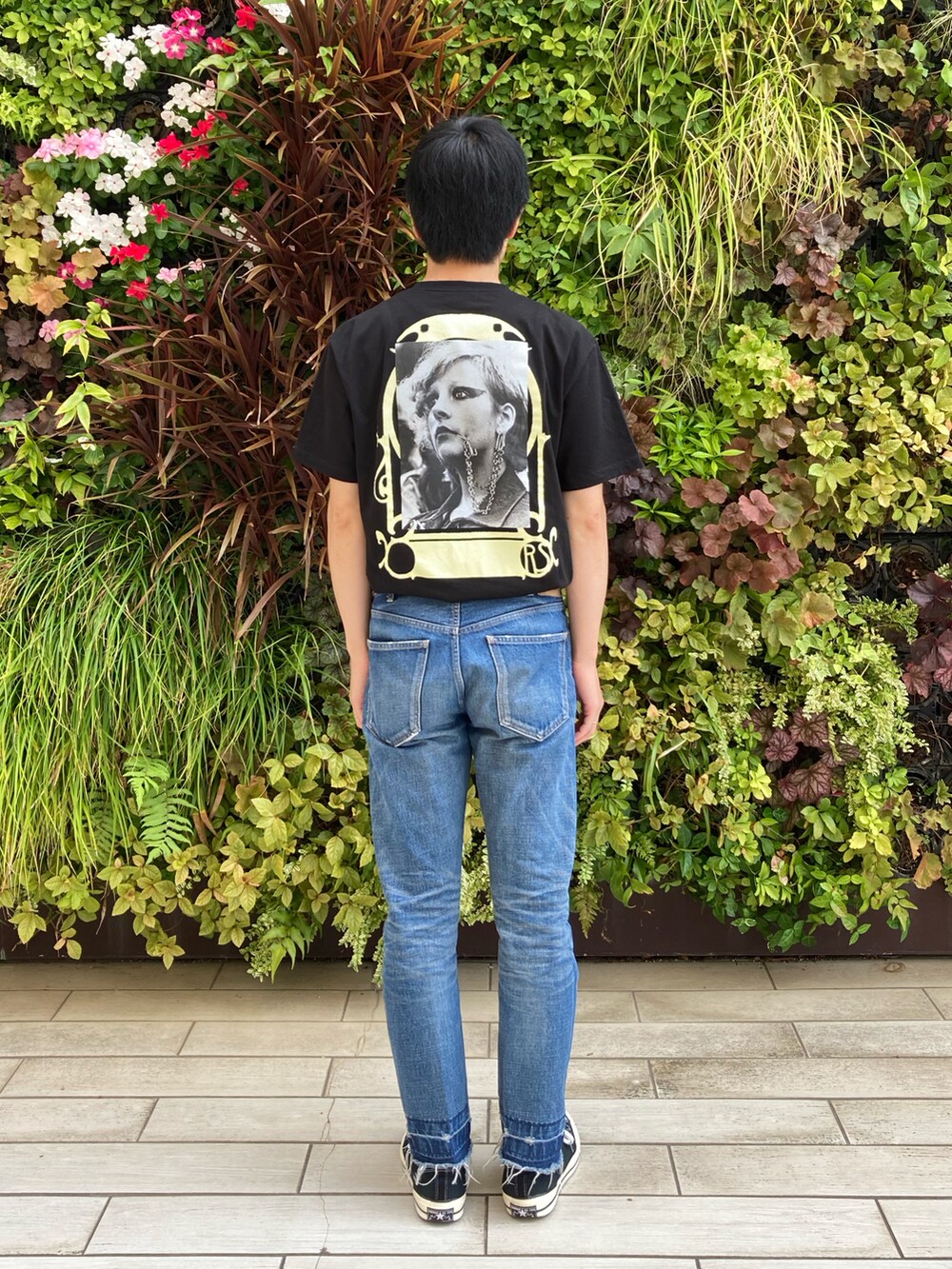 「シンプル、ボタニカル、バックプリント」｜「RAF SIMONSのアイテム（Tシャツ/カットソー、ブラック系）」を使った、Daisuke Aさん（メンズ・168cm）の夏コーディネートの2枚目の写真