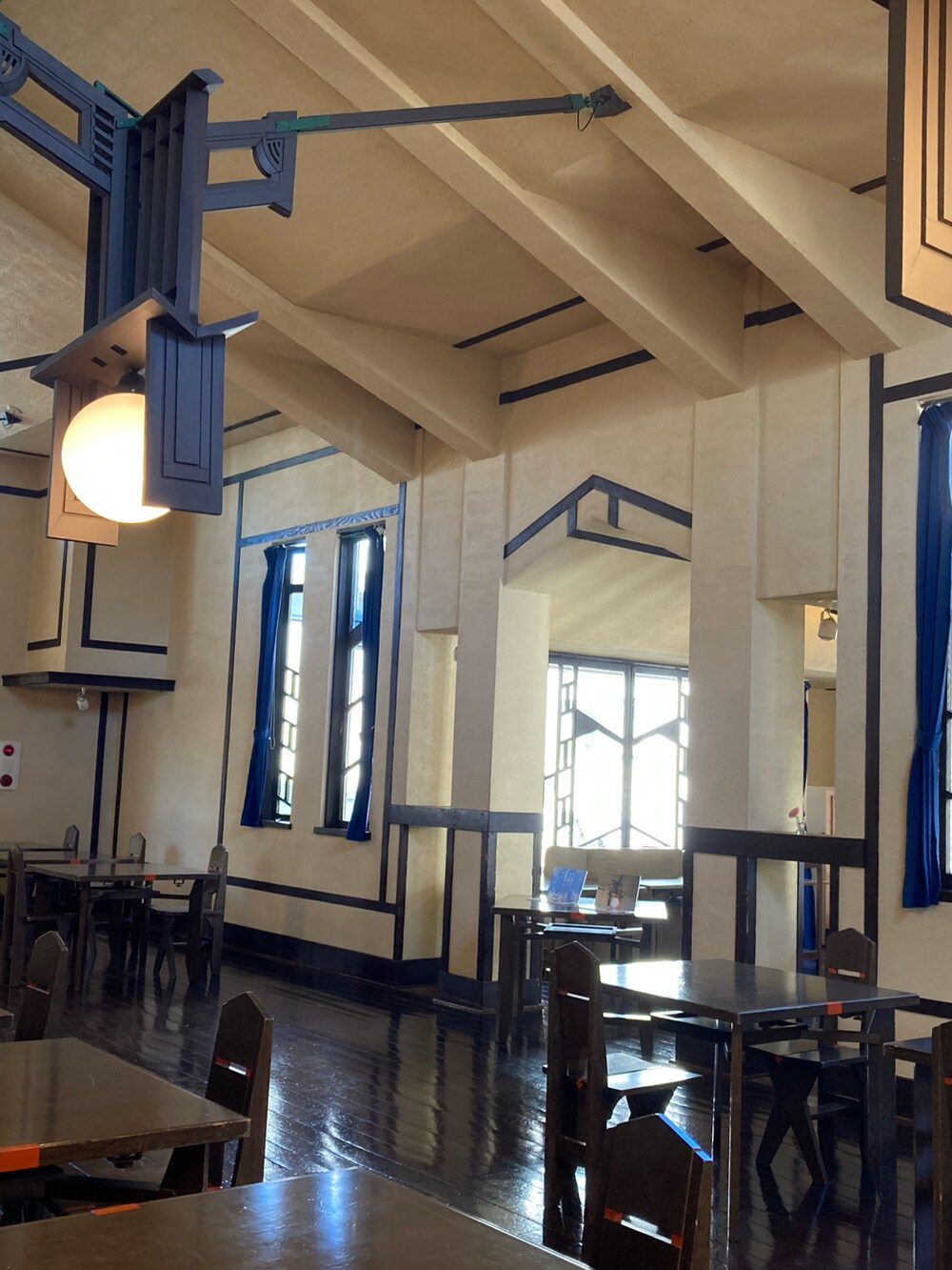 ブルー系のテーラードジャケット、ブルー系のデニムパンツ、ブラック系のシューズを着用したメンズの冬コーディネートの4枚目の写真