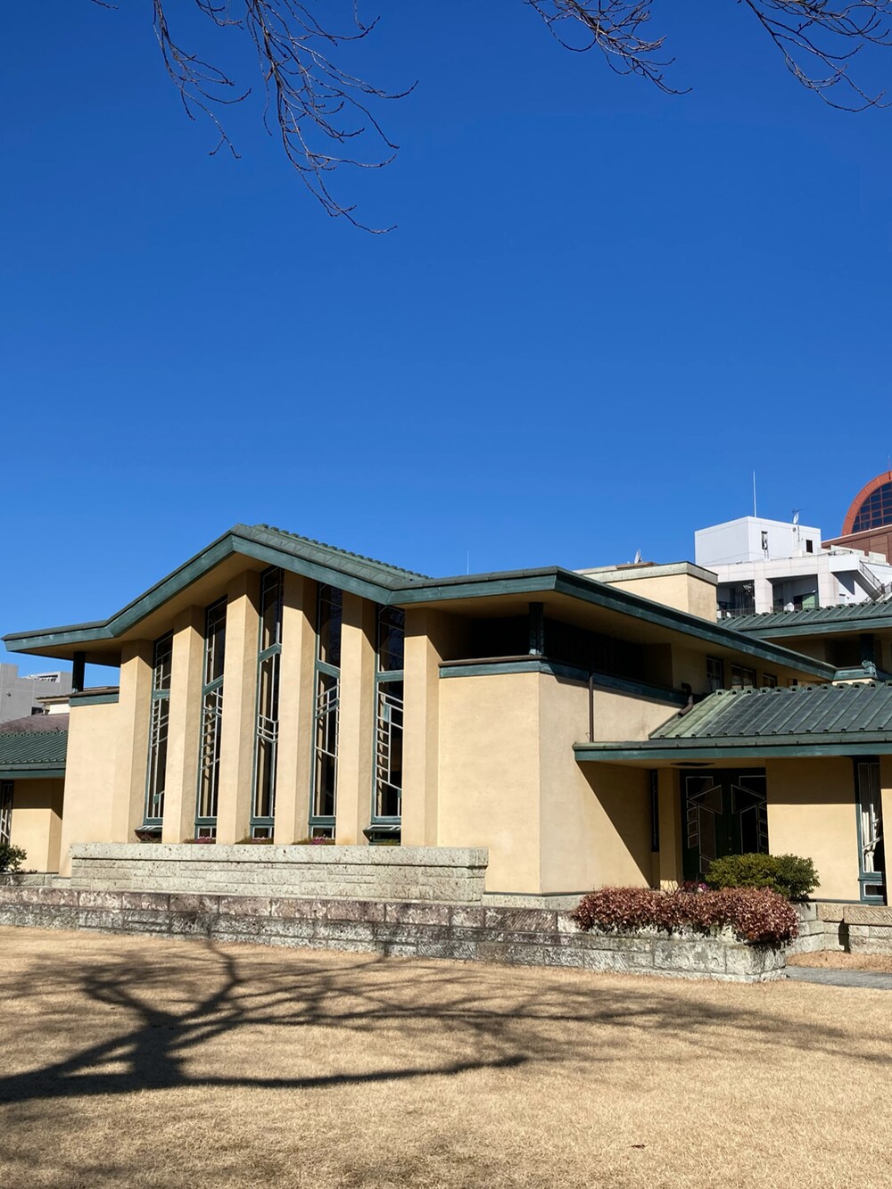 ブルー系のテーラードジャケット、ブルー系のデニムパンツ、ブラック系のシューズを着用したメンズの冬コーディネートの3枚目の写真