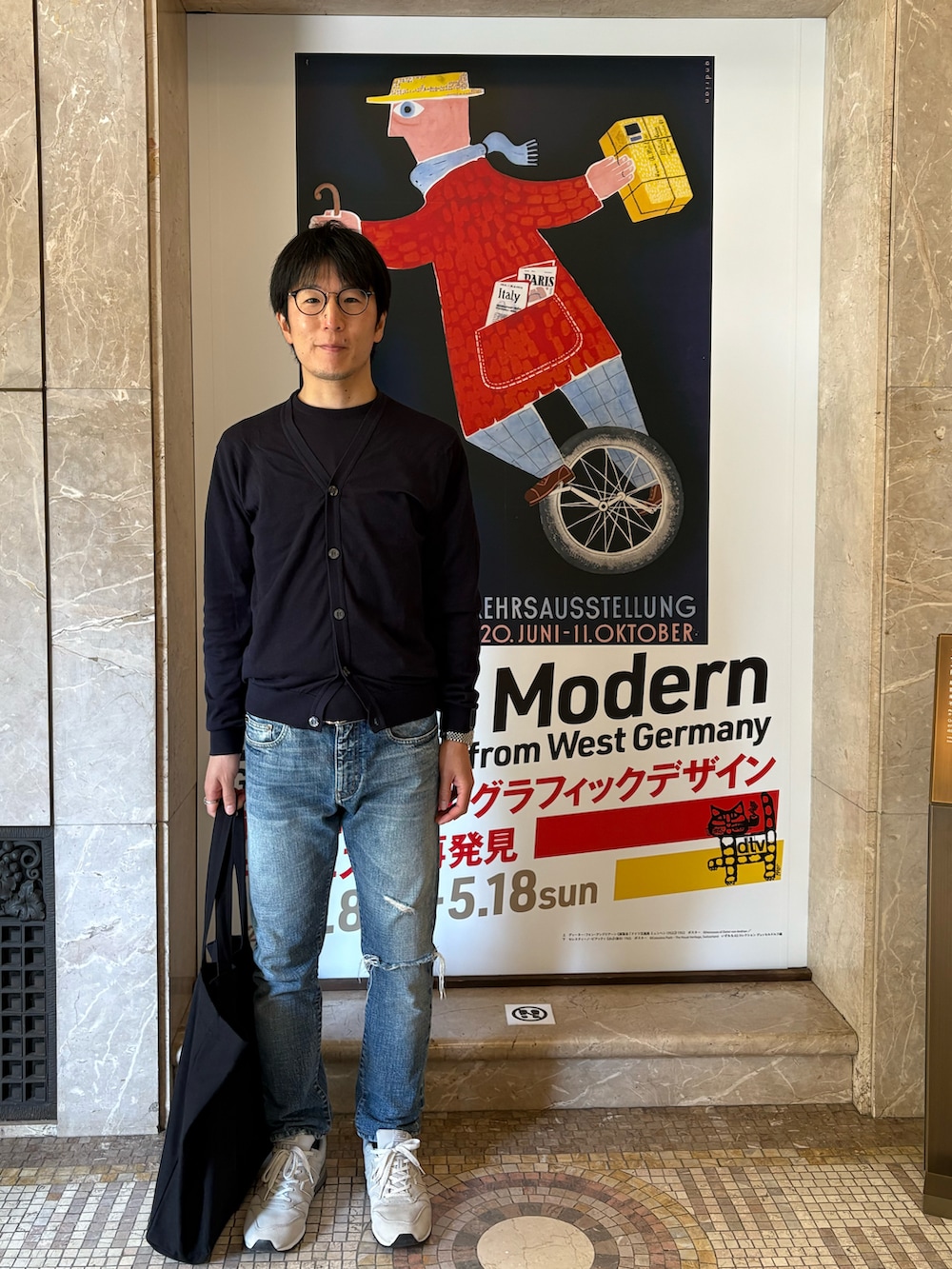 「シンプル、東京都庭園美術館」｜「JOHN SMEDLEYのWYATT（カーディガン/ボレロ、ブルー系）」を使った、Daisuke Aさん（メンズ・168cm）の春コーディネートの5枚目の写真