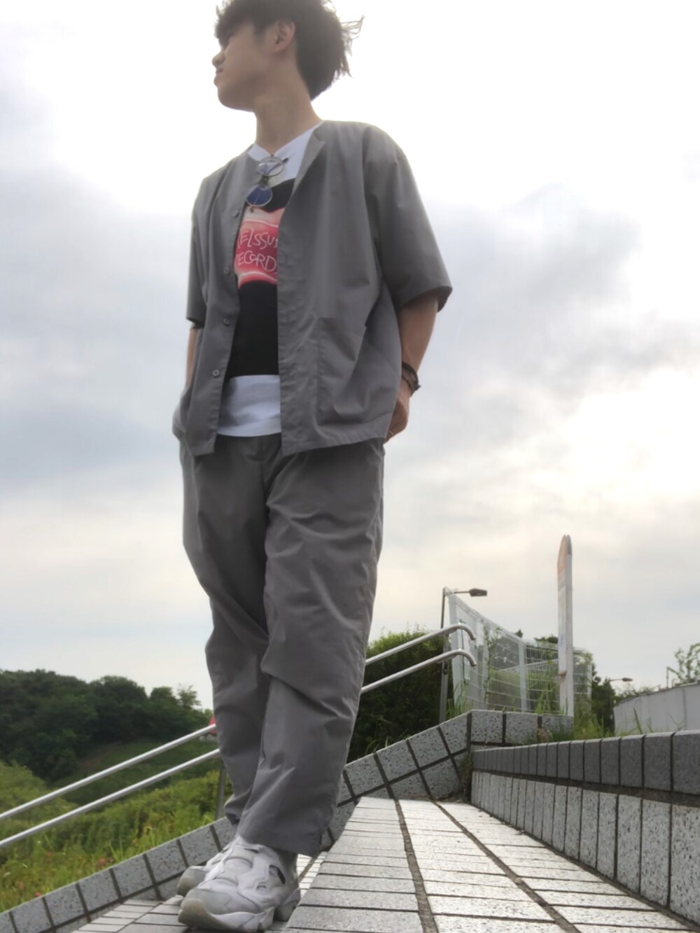 「セットアップ、セットアップスタイル、ノーカラージャケット、ノーカラーシャツ、UNIQLO、フォトT、スラックス、reebok、ワントーンコーデ」｜「niko and...のドライノーカラーシャツ（シャツ/ブラウス、グレー系）」を使った、UNIchiroさん（メンズ・172cm）の夏コーディネートの2枚目の写真