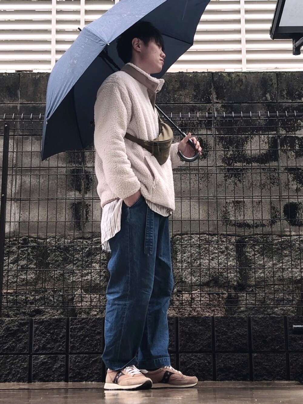 ホワイト系のトップス、グリーン系のボディバッグ/ウエストポーチ、ホワイト系のシャツ/ブラウスを着用したメンズの春コーディネートの2枚目の写真