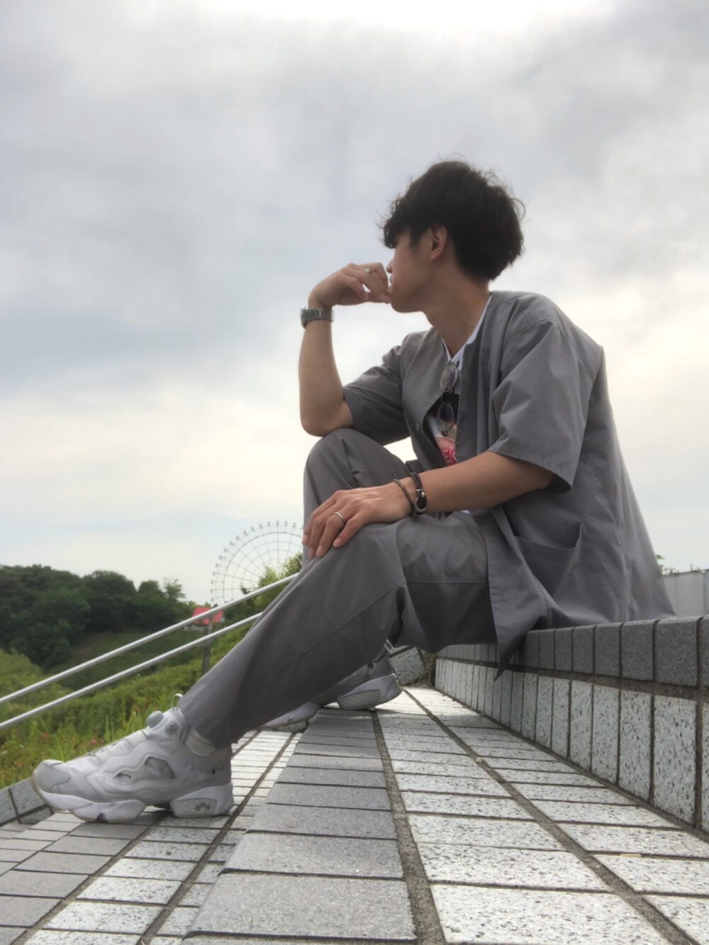 「セットアップ、セットアップスタイル、ノーカラージャケット、ノーカラーシャツ、UNIQLO、フォトT、スラックス、reebok、ワントーンコーデ」｜「niko and...のドライノーカラーシャツ（シャツ/ブラウス、グレー系）」を使った、UNIchiroさん（メンズ・172cm）の夏コーディネートの3枚目の写真