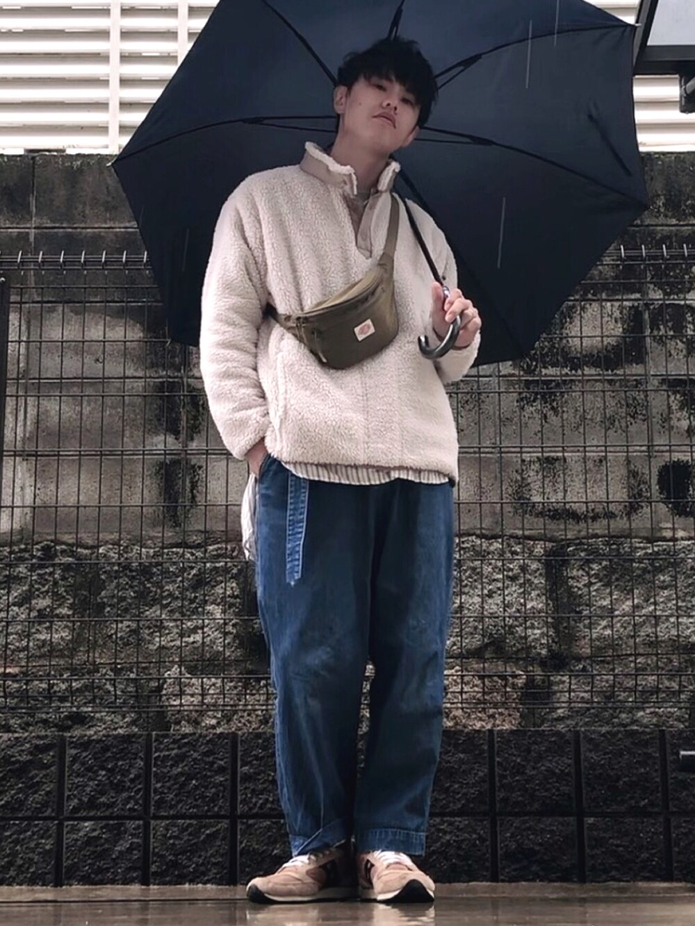 ホワイト系のトップス、グリーン系のボディバッグ/ウエストポーチ、ホワイト系のシャツ/ブラウスを着用したメンズの春コーディネートの3枚目の写真