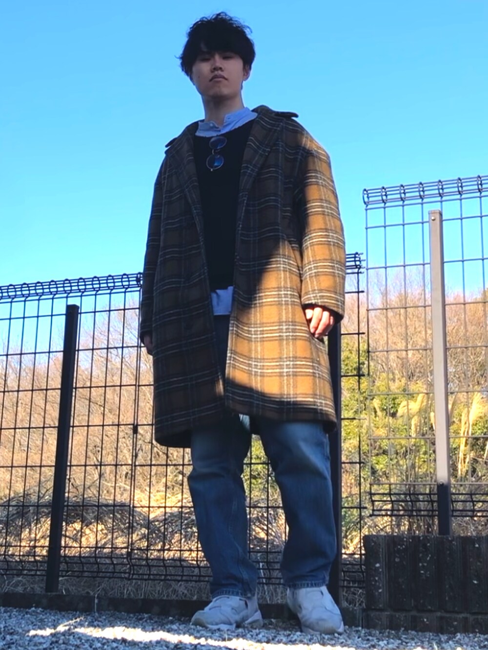 「春服デビュー宣言、レイヤードスタイル、バンドカラーシャツ、シャツスタイル、チェック、ユニクロコーデ、コート、ワイドデニム、スニーカーコーデ、NIKE」｜「niko and...のアイテム（ジャケット/アウター、ブラウン系）」を使った、UNIchiroさん（メンズ・172cm）の春コーディネートの3枚目の写真