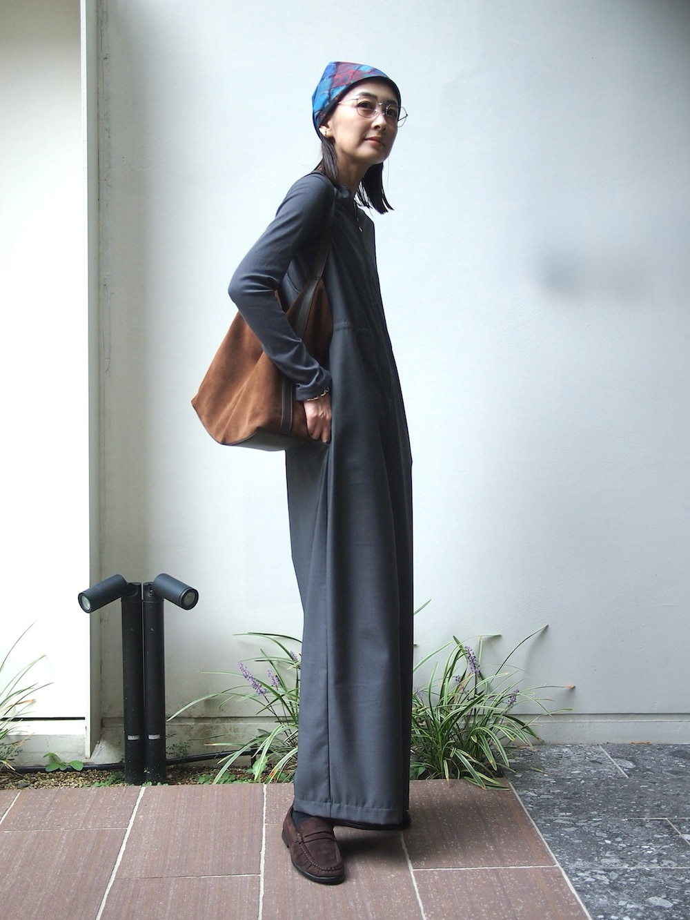 グレー系のつなぎ/オールインワン、ブラウン系のショルダーバッグを着用したレディースの春コーディネートの3枚目の写真