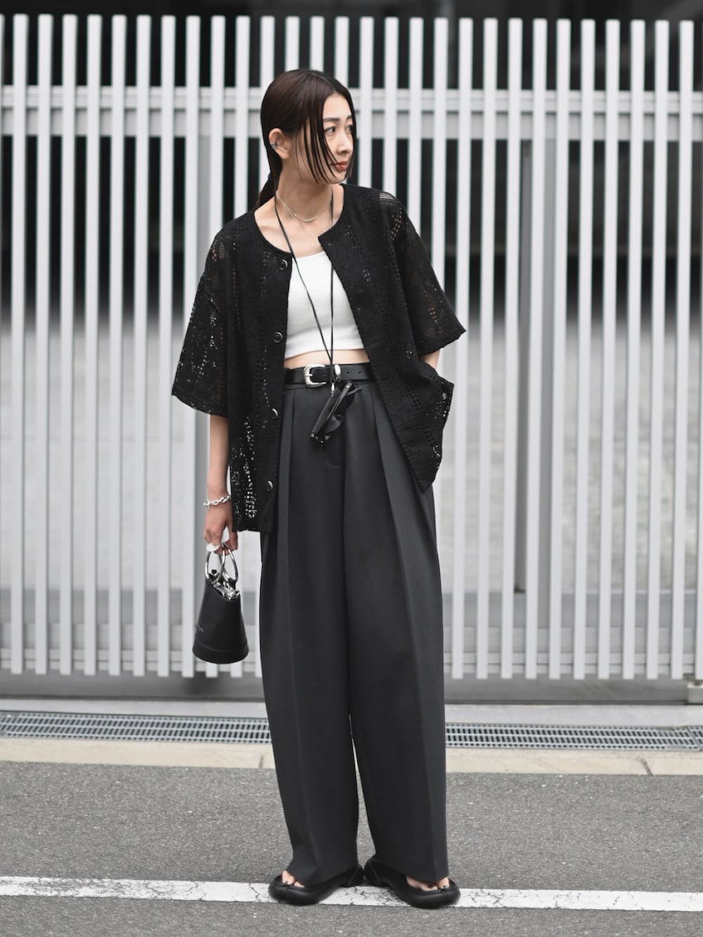 ブラック系のカーディガン/ボレロ、グレー系のその他パンツ、ブラック系のサンダルを着用したレディースの夏コーディネートの3枚目の写真