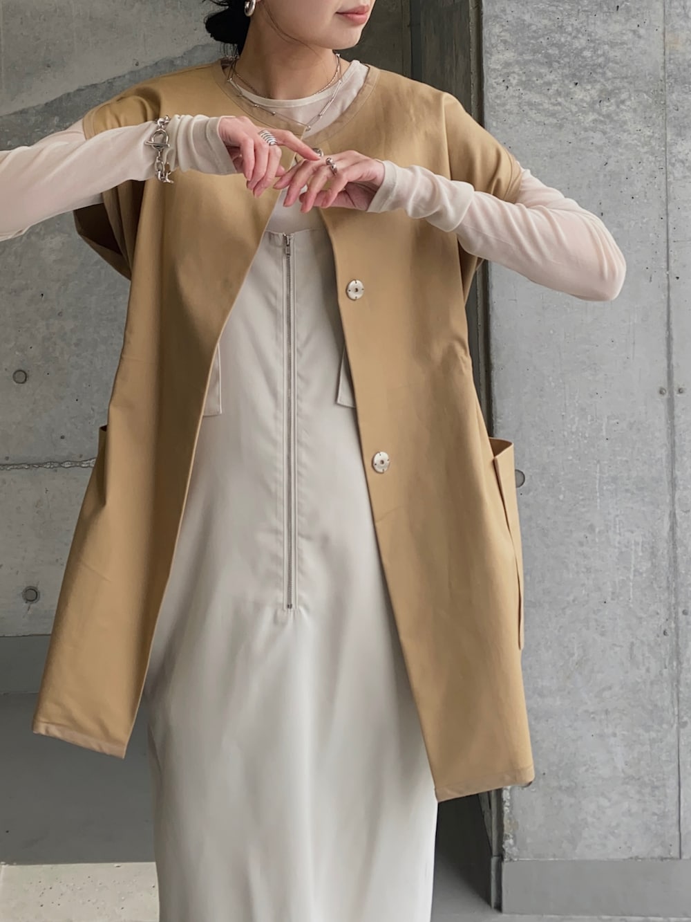 ベージュ系のベスト、ホワイト系のTシャツ/カットソー、その他のスニーカーを着用したレディースの春コーディネートの2枚目の写真