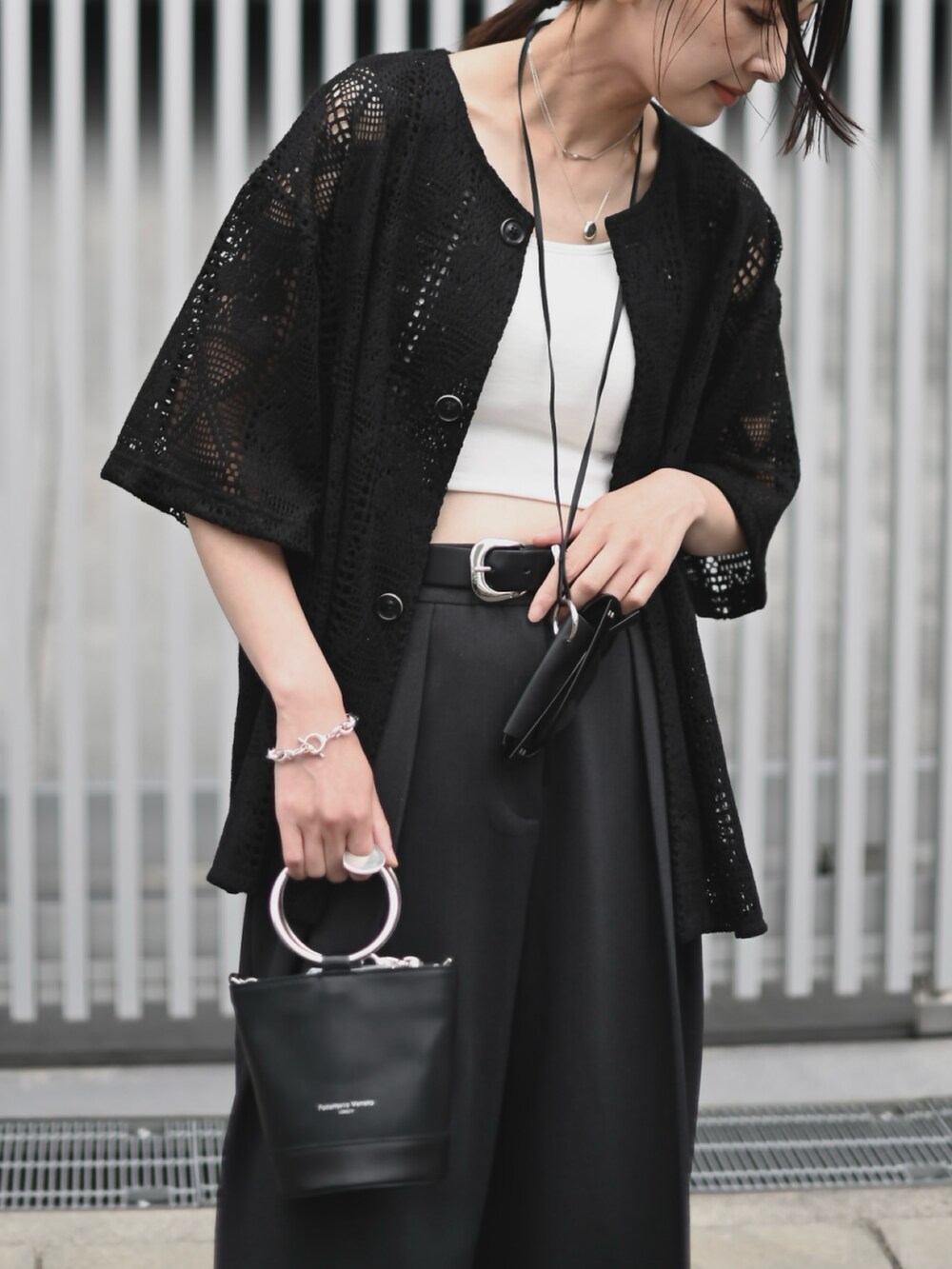 ブラック系のカーディガン/ボレロ、グレー系のその他パンツ、ブラック系のサンダルを着用したレディースの夏コーディネートの2枚目の写真