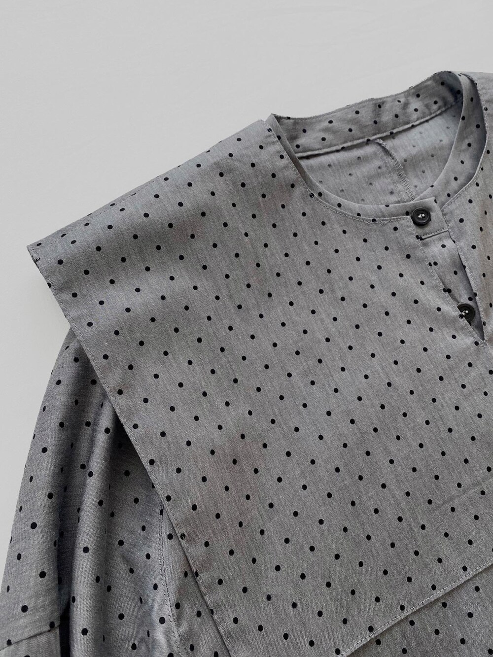 ホワイト系のショルダーバッグ、ブラック系のシャツ/ブラウスを着用したレディースの春コーディネートの5枚目の写真