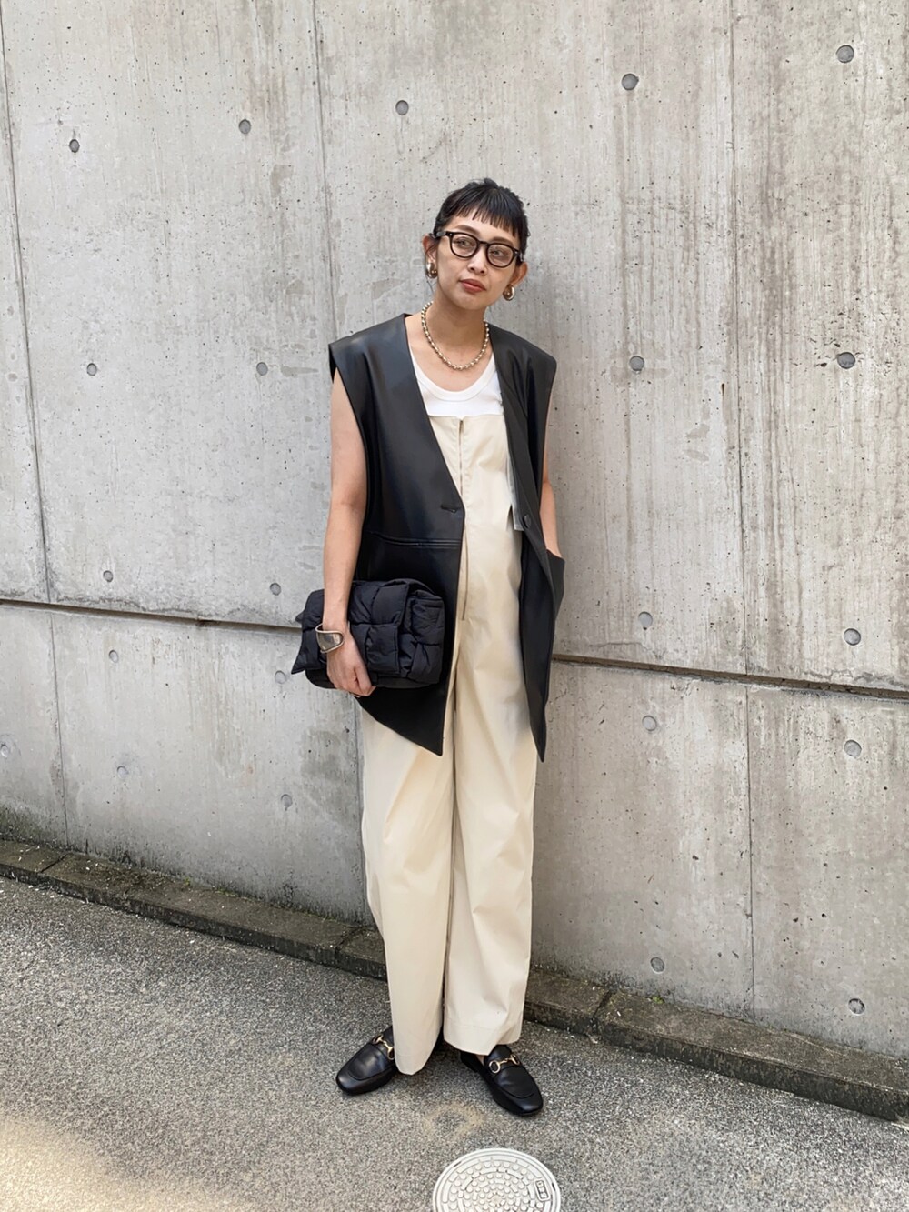 ホワイト系のサロペット/オーバーオール、ブラック系のローファー、ブラック系のショルダーバッグを着用したレディースの秋コーディネートの2枚目の写真