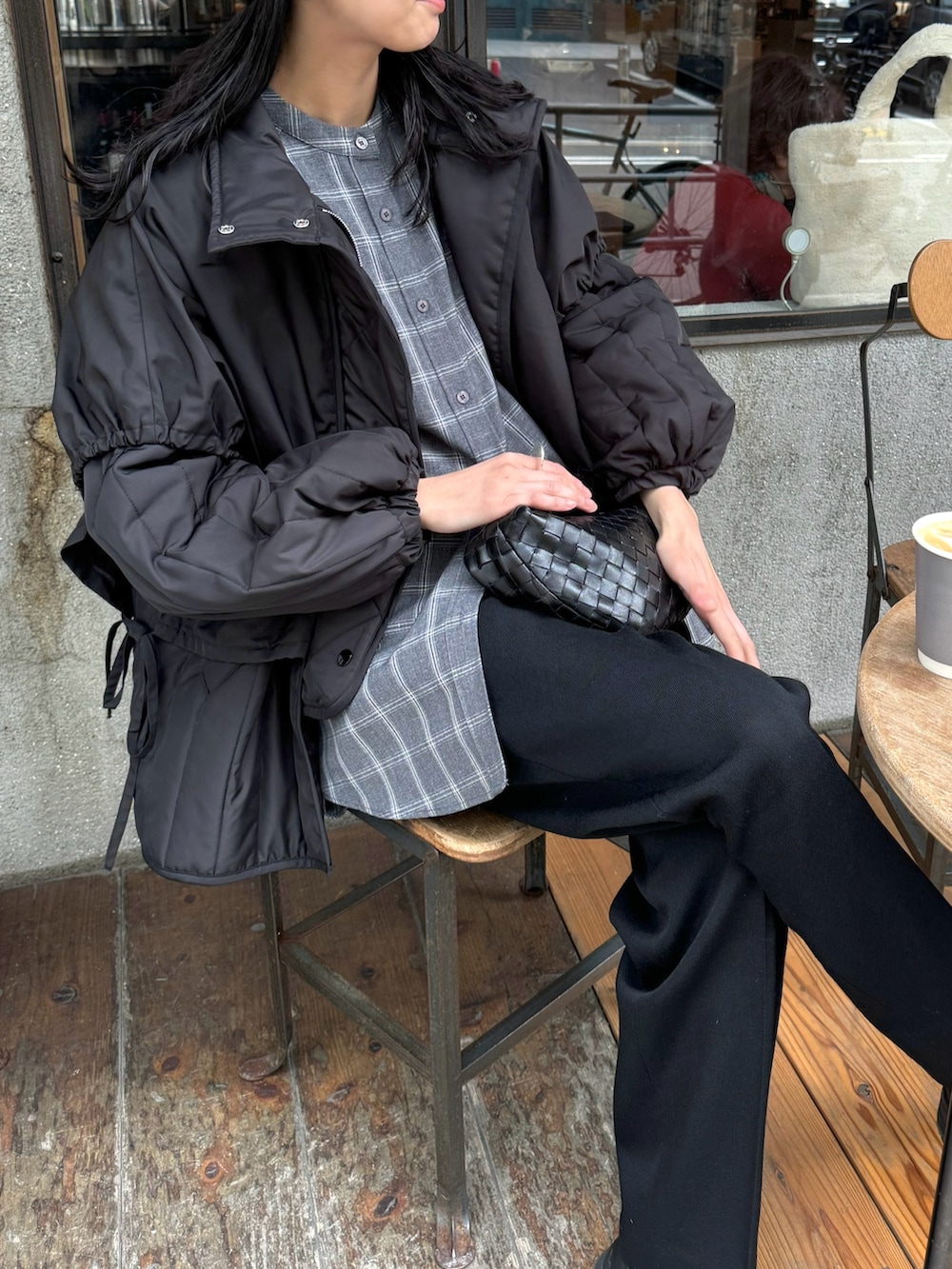 ブラック系のダウンジャケット/コート、グレー系のシャツ/ブラウス、グレー系のスラックスを着用したレディースの秋コーディネートの3枚目の写真