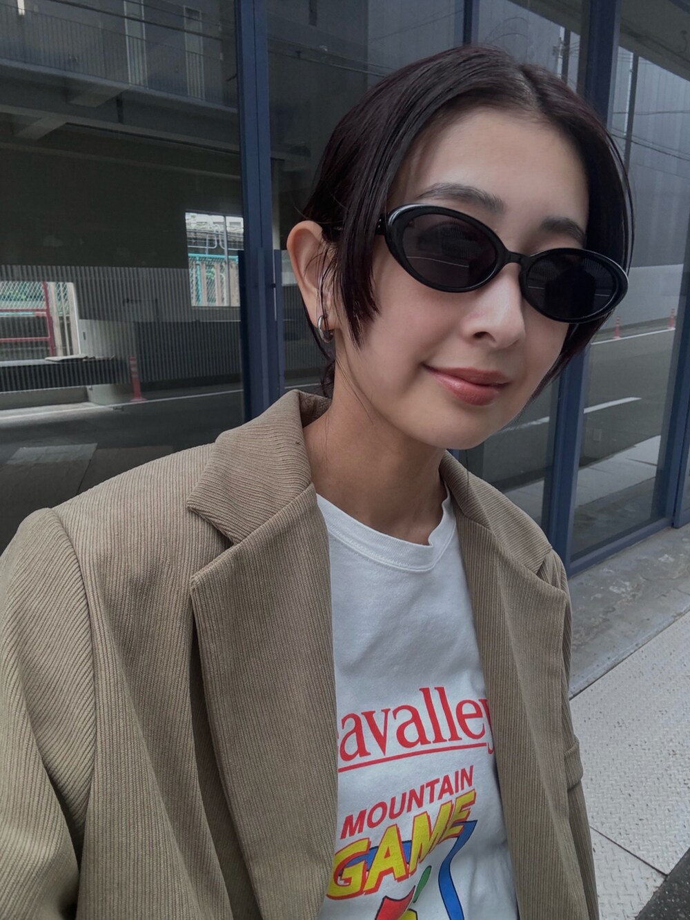 ベージュ系のテーラードジャケット、ブラック系のその他パンツ、ブラック系のブーツを着用したレディースの秋コーディネートの3枚目の写真