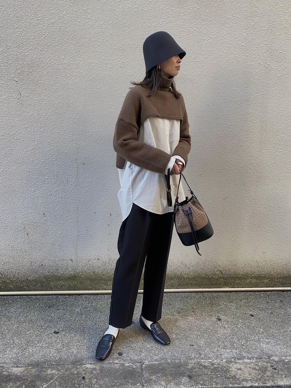 ホワイト系のシャツ/ブラウス、ブラック系のローファーを着用したレディースの冬コーディネートの3枚目の写真