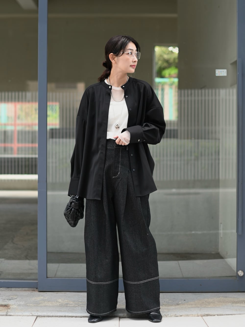 ブラック系のシャツ/ブラウス、シルバー系のネックレスを着用したレディースの春コーディネートの4枚目の写真