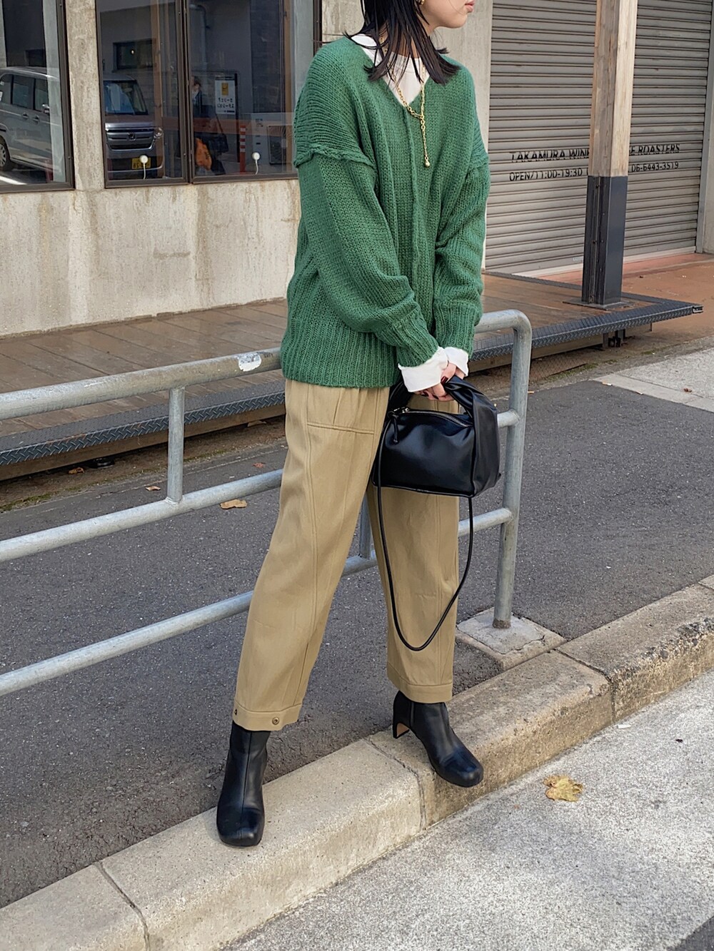 グリーン系のニット/セーター、グリーン系のその他パンツ、ブラック系のブーツを着用したレディースの冬コーディネートの2枚目の写真