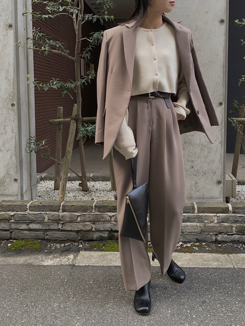 ホワイト系のカーディガン/ボレロ、ブラック系のショルダーバッグ、ブラック系のブーツを着用したレディースの秋コーディネートの3枚目の写真