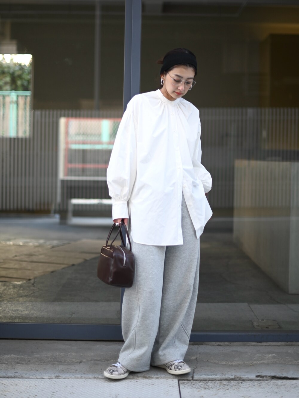 ホワイト系のシャツ/ブラウス、グレー系のスウェットパンツ、その他のスニーカーを着用したレディースの春コーディネートの5枚目の写真