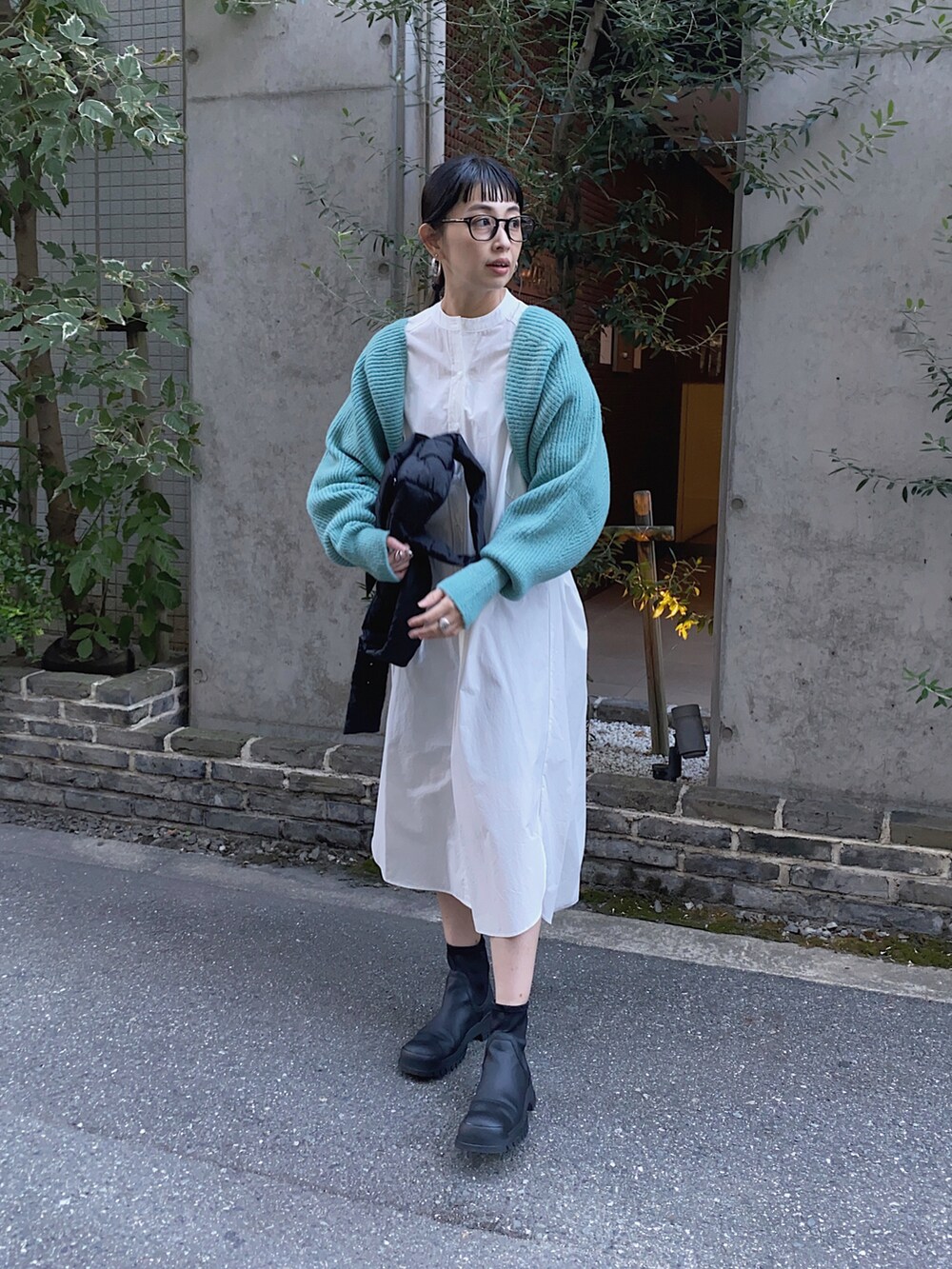 ブルー系のカーディガン/ボレロ、ホワイト系のシャツワンピースを着用したレディースの冬コーディネートの2枚目の写真