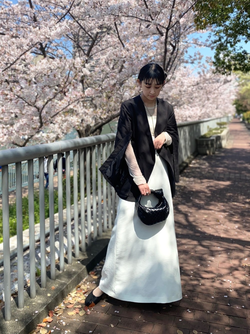 ブラック系のジャケット/アウター、ホワイト系のキャミソール、ホワイト系のTシャツ/カットソーを着用したレディースの春コーディネートの4枚目の写真