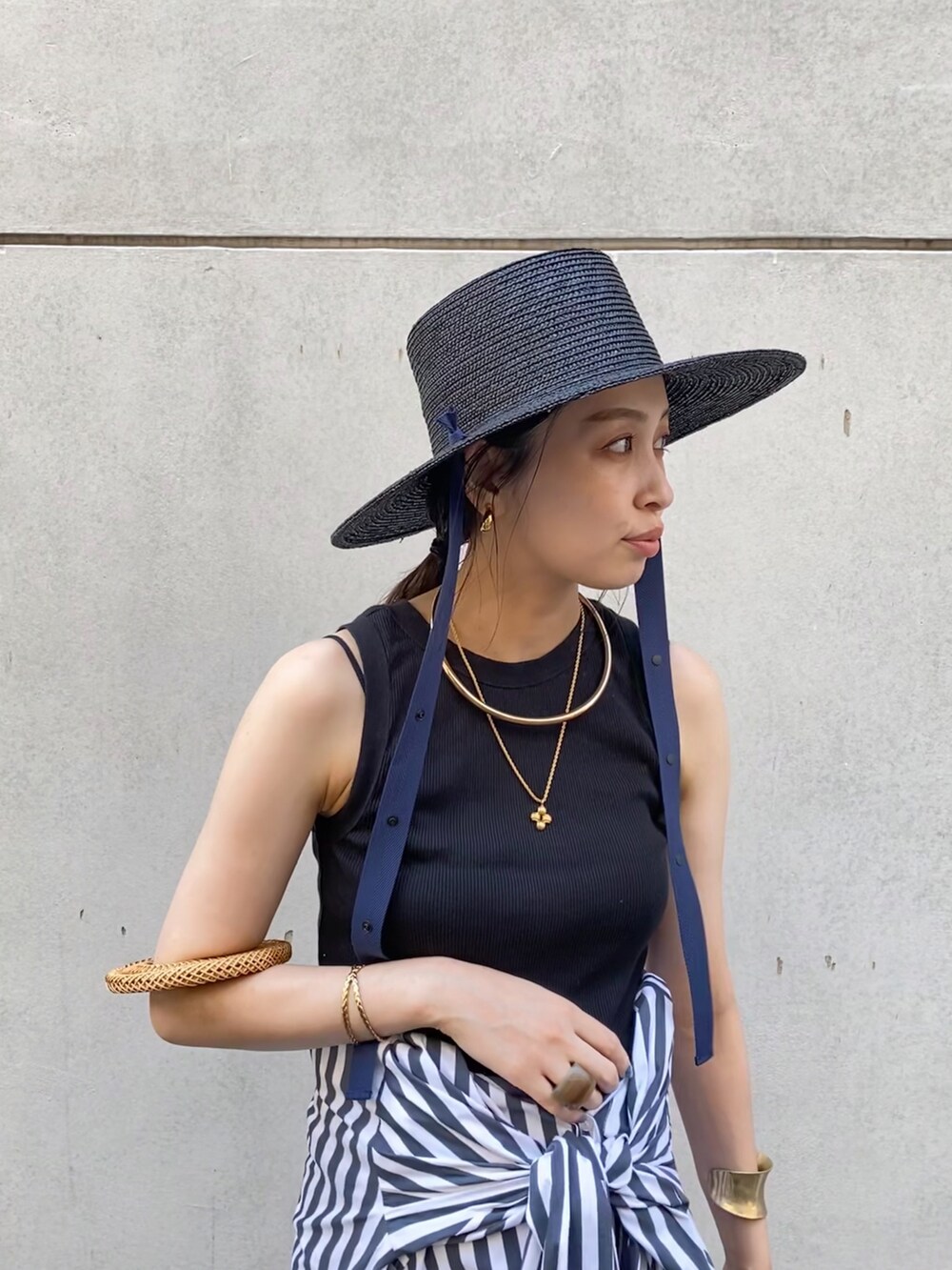 ブラック系のTシャツ/カットソー、その他のシャツワンピース、ベージュ系のハンドバッグを着用したレディースの夏コーディネートの3枚目の写真