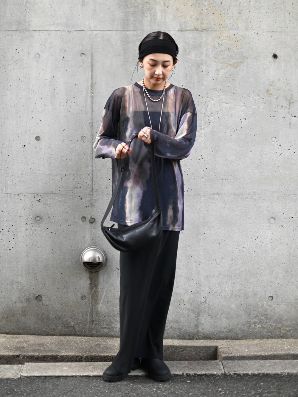 ブルー系のTシャツ/カットソー、ブラック系のショルダーバッグ、ブラック系のスリッポンを着用したレディースの秋コーディネートの4枚目の写真