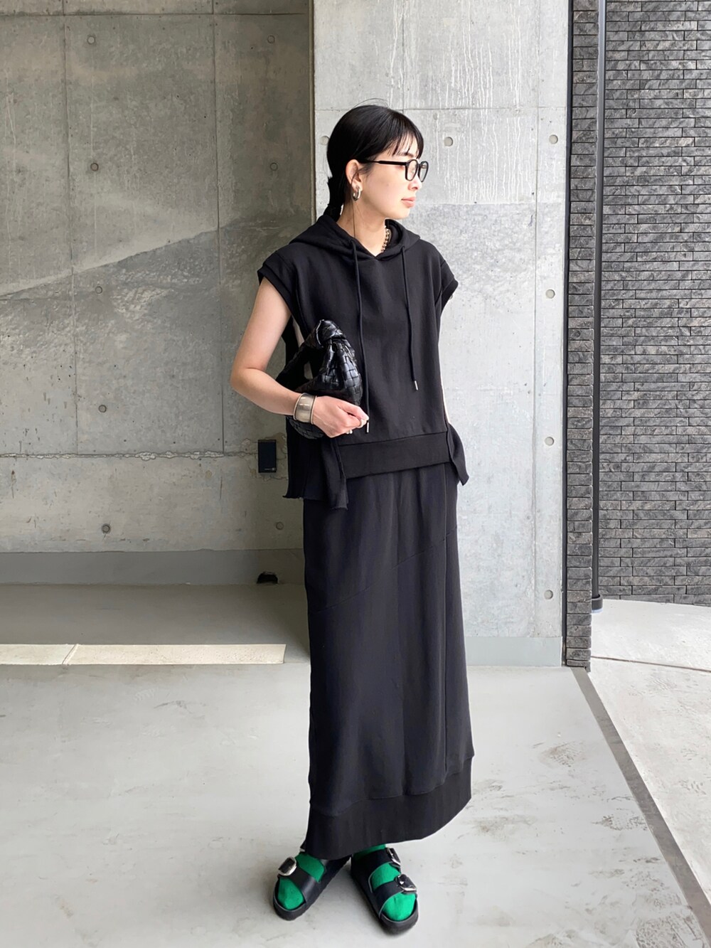 ブラック系のワンピース、ブラック系のサンダル、グリーン系のソックス/靴下を着用したレディースの夏コーディネートの4枚目の写真
