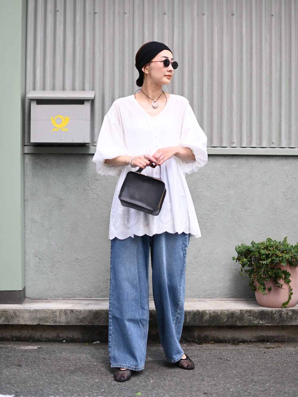 ホワイト系のシャツ/ブラウス、ブルー系のデニムパンツ、ブラック系のバレエシューズを着用したレディースの夏コーディネートの2枚目の写真