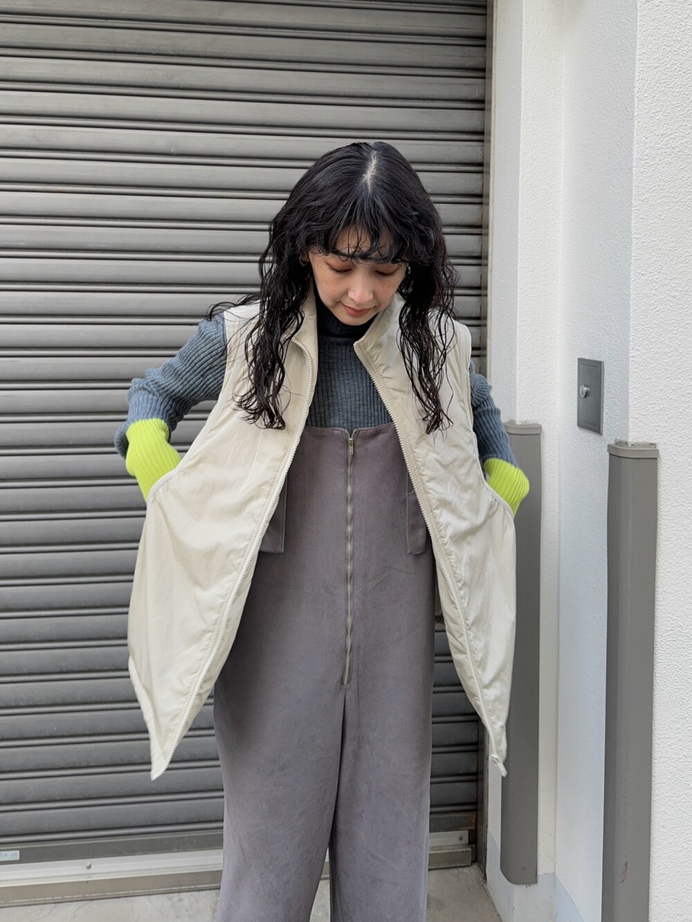 グレー系のサロペット/オーバーオール、グレー系のニット/セーター、ブラック系のブーツを着用したレディースの冬コーディネートの3枚目の写真