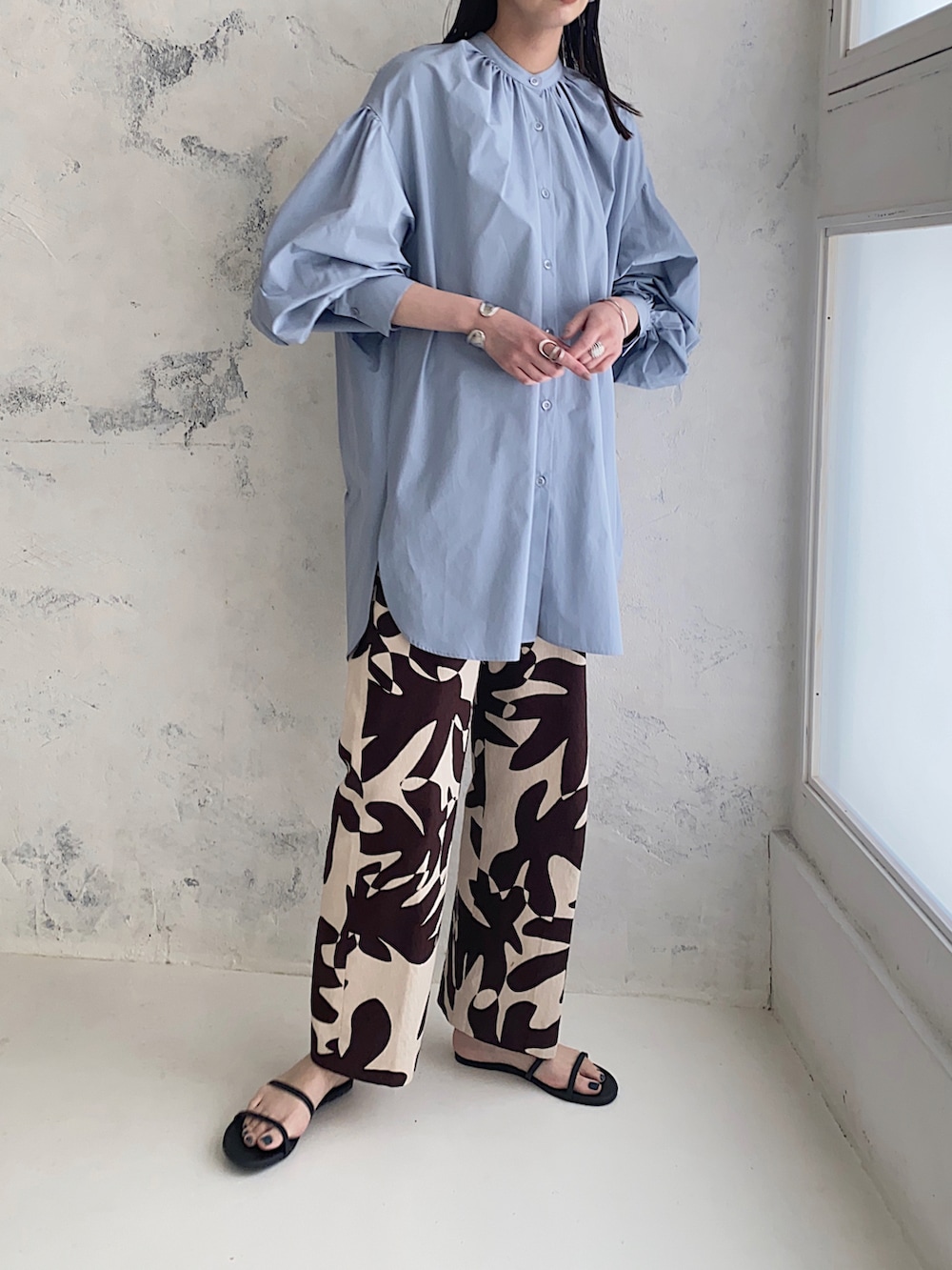 ブルー系のシャツ/ブラウス、ブラウン系のその他パンツ、ブラック系のサンダルを着用したレディースの春コーディネートの2枚目の写真