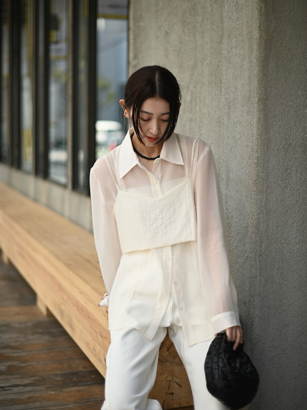 ホワイト系のキャミソール、ホワイト系のシャツ/ブラウス、ホワイト系のデニムパンツを着用したレディースの夏コーディネートの2枚目の写真