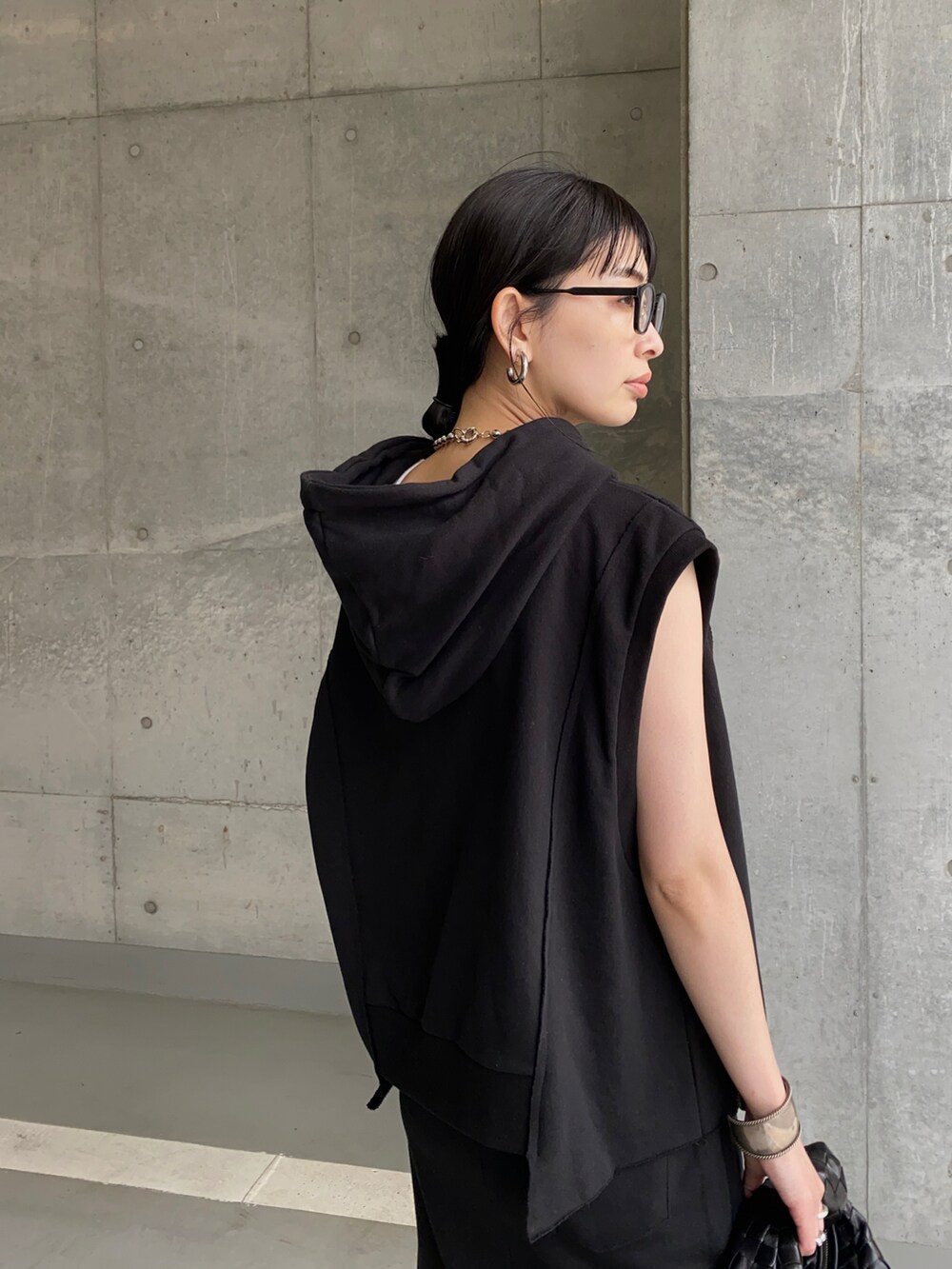 ブラック系のワンピース、ブラック系のサンダル、グリーン系のソックス/靴下を着用したレディースの夏コーディネートの2枚目の写真