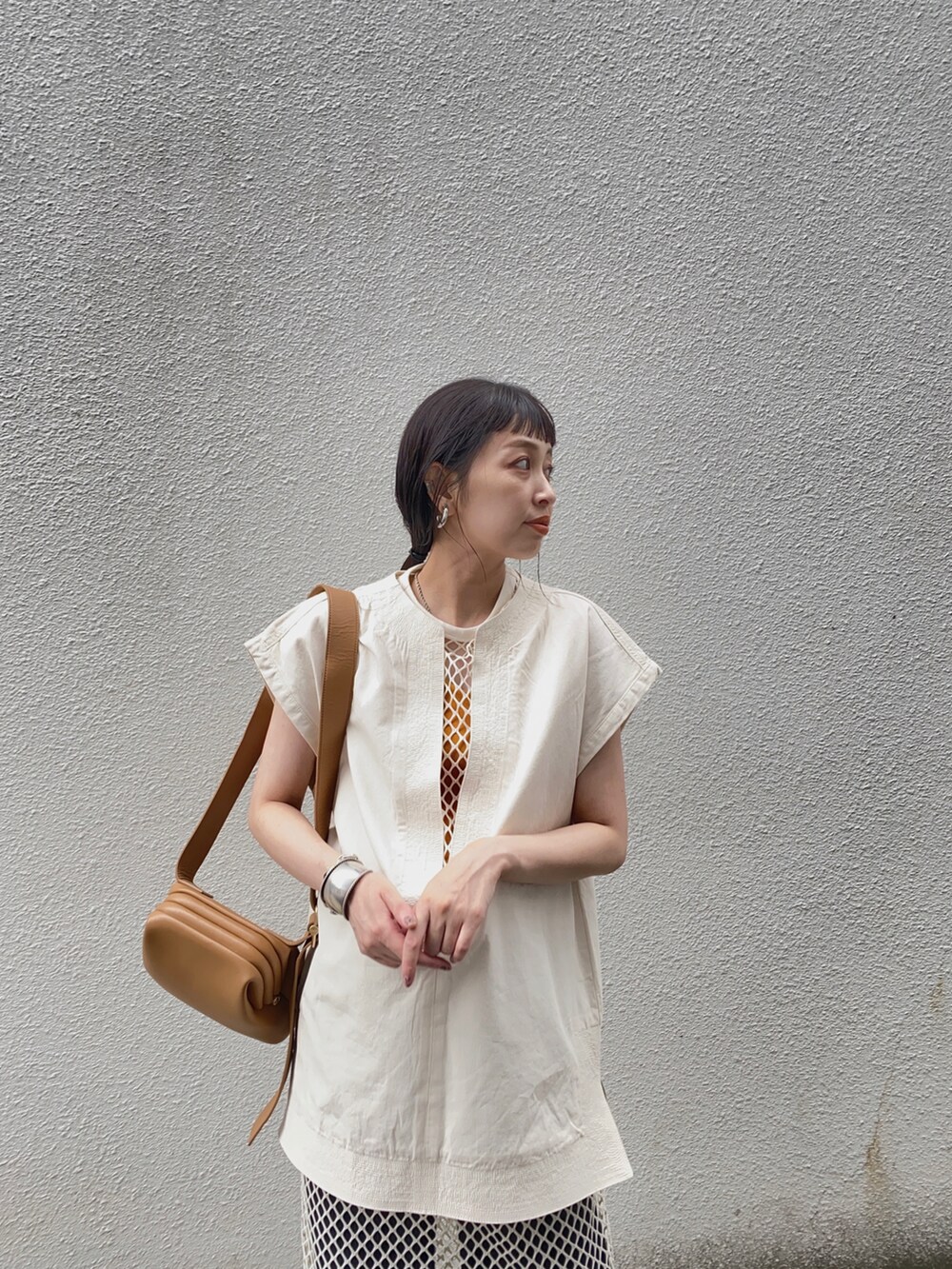 ホワイト系のTシャツ/カットソー、ホワイト系のワンピース、ブラウン系のショルダーバッグを着用したレディースの夏コーディネートの2枚目の写真