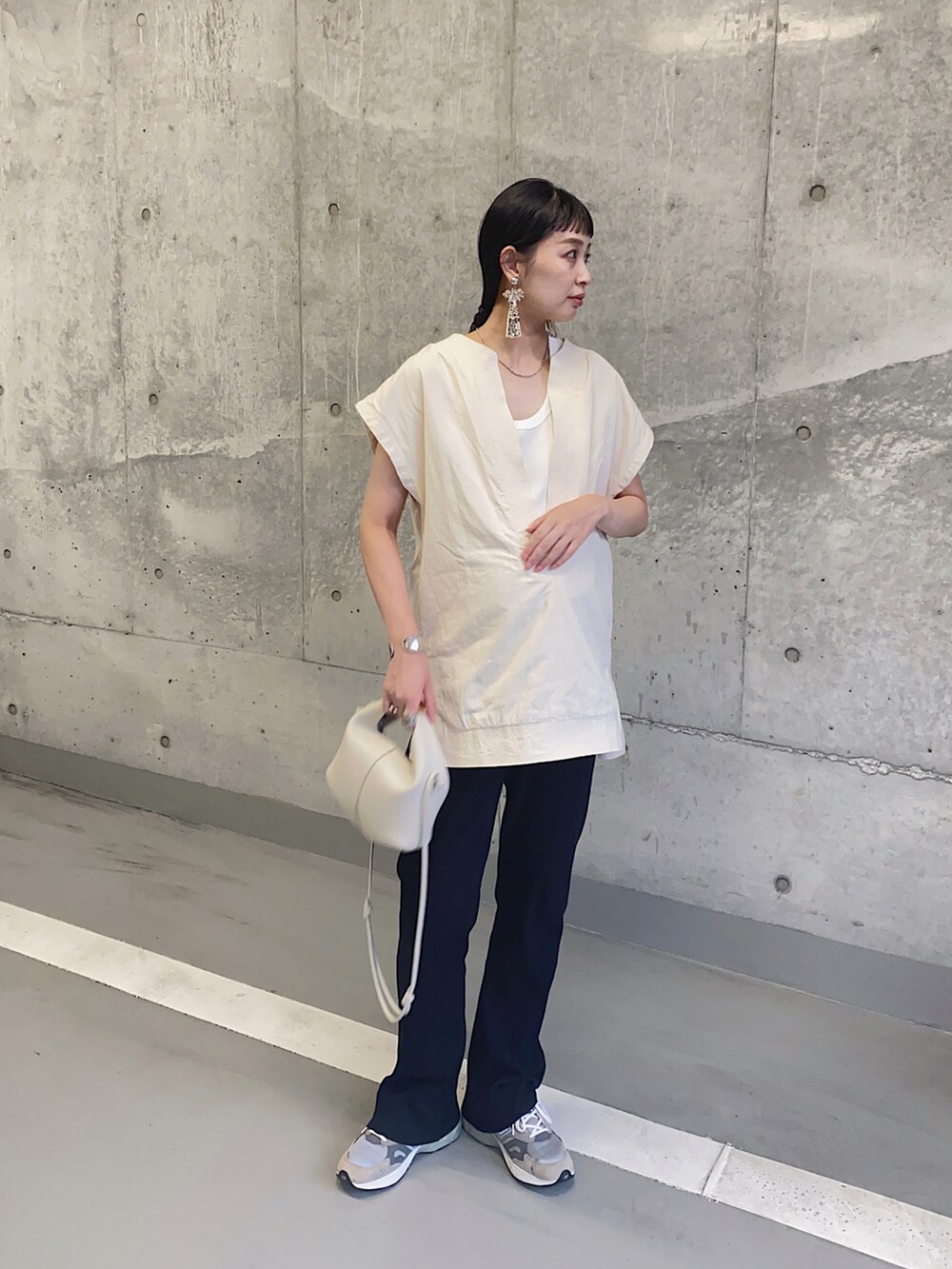 ホワイト系のTシャツ/カットソー、ホワイト系のタンクトップ、グレー系のスニーカーを着用したレディースの夏コーディネートの2枚目の写真