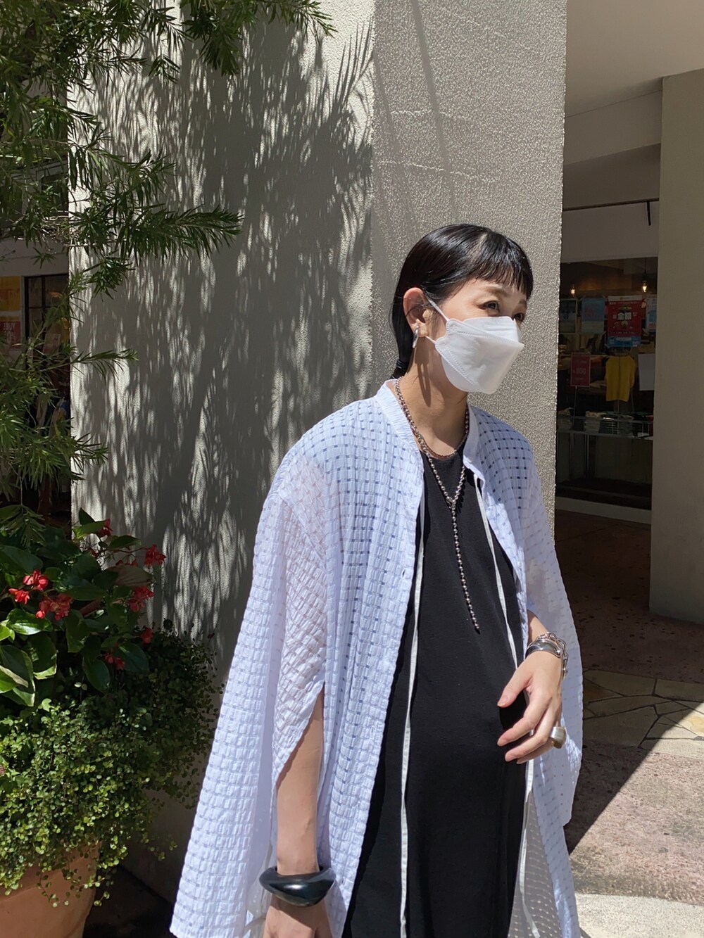 ホワイト系のワンピース、ブラック系のワンピース、ホワイト系のサンダルを着用したレディースの夏コーディネートの2枚目の写真