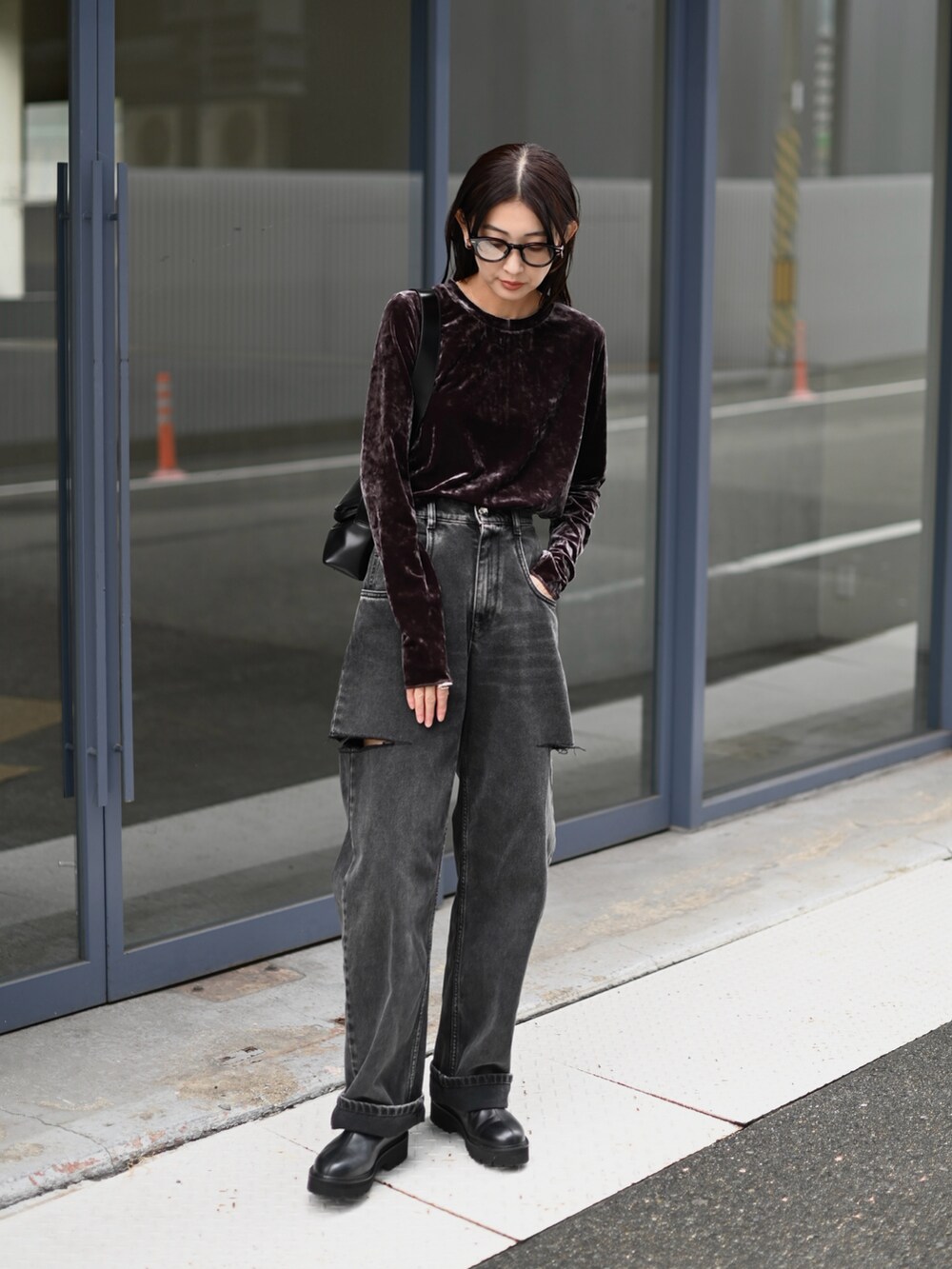 グレー系のTシャツ/カットソー、ブラック系のデニムパンツ、ブラック系のブーツを着用したレディースの秋コーディネートの5枚目の写真