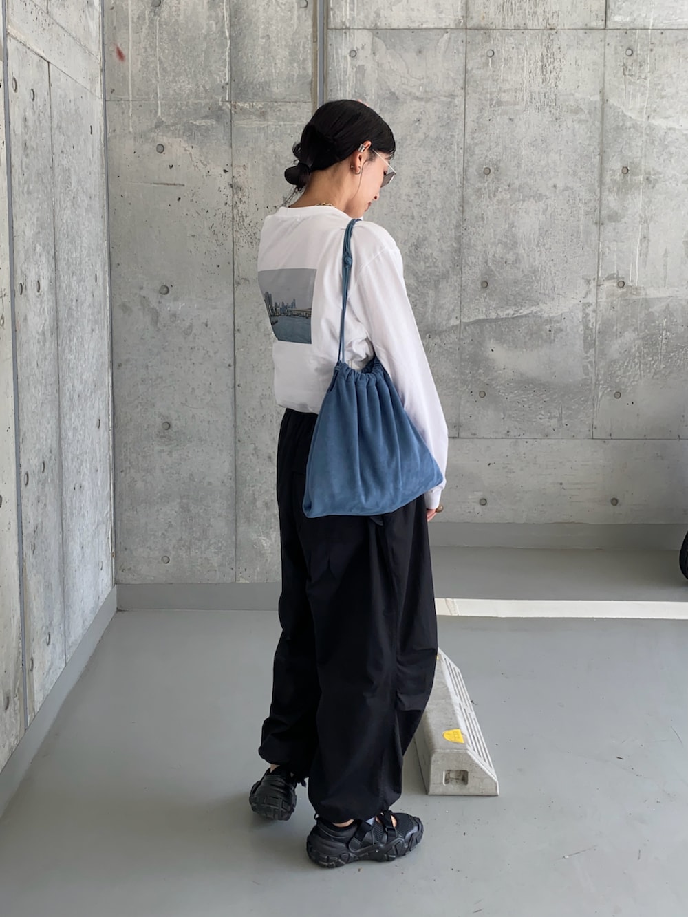 ホワイト系のTシャツ/カットソー、シルバー系のサングラスを着用したレディースの秋コーディネートの3枚目の写真