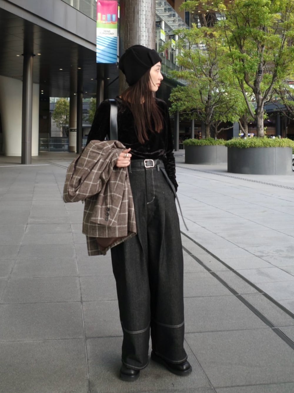 ブラック系のTシャツ/カットソー、ブラック系のデニムパンツ、ブラック系のショルダーバッグを着用したレディースの秋コーディネートの4枚目の写真