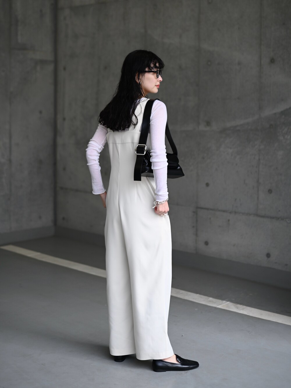 「今日のコスメと服、サロペット、オールインワン、ワントーンコーデ、レイヤードスタイル、ショルダーバッグ、ローファー、メガネ女子、お出かけコーデ、休日スタイル、春コーデ、春色、春、モノトーン、モノトーンコーデ」｜「Marientのセンタージップツイルサロペット（サロペット/オーバーオール、ホワイト系）」を使った、MARIKOさん（レディース・168cm）の春コーディネートの4枚目の写真