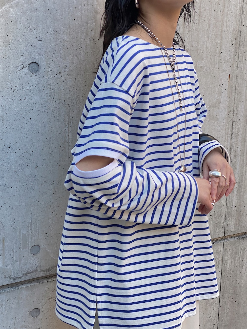 ブルー系のTシャツ/カットソー、ブラック系のローファー、シルバー系のネックレスを着用したレディースの春コーディネートの2枚目の写真