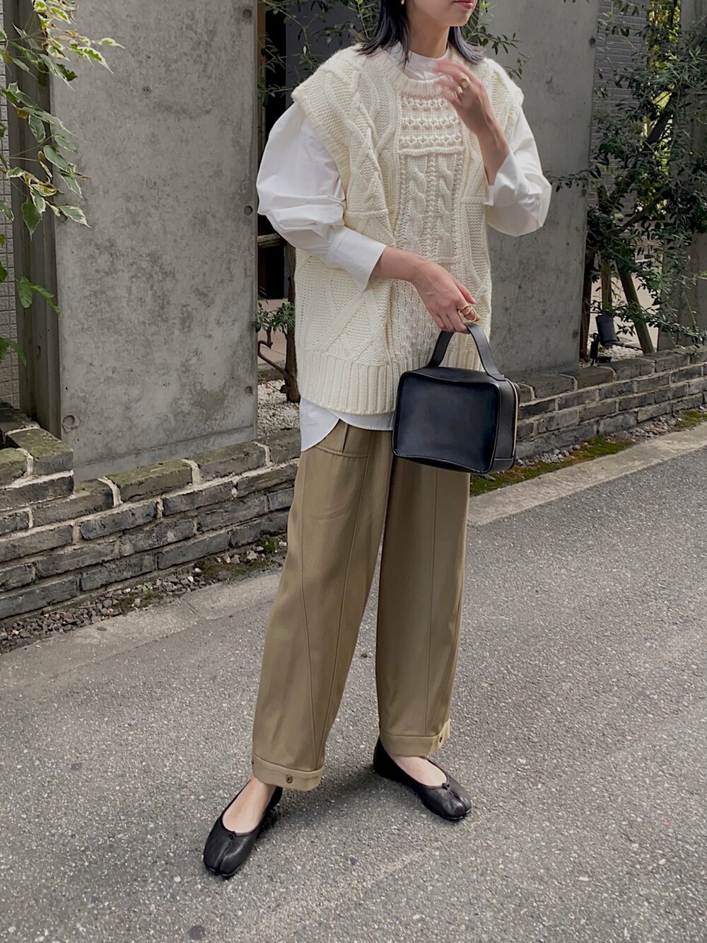 ホワイト系のニット/セーター、ブラック系のバレエシューズ、グリーン系のその他パンツを着用したレディースの秋コーディネートの2枚目の写真