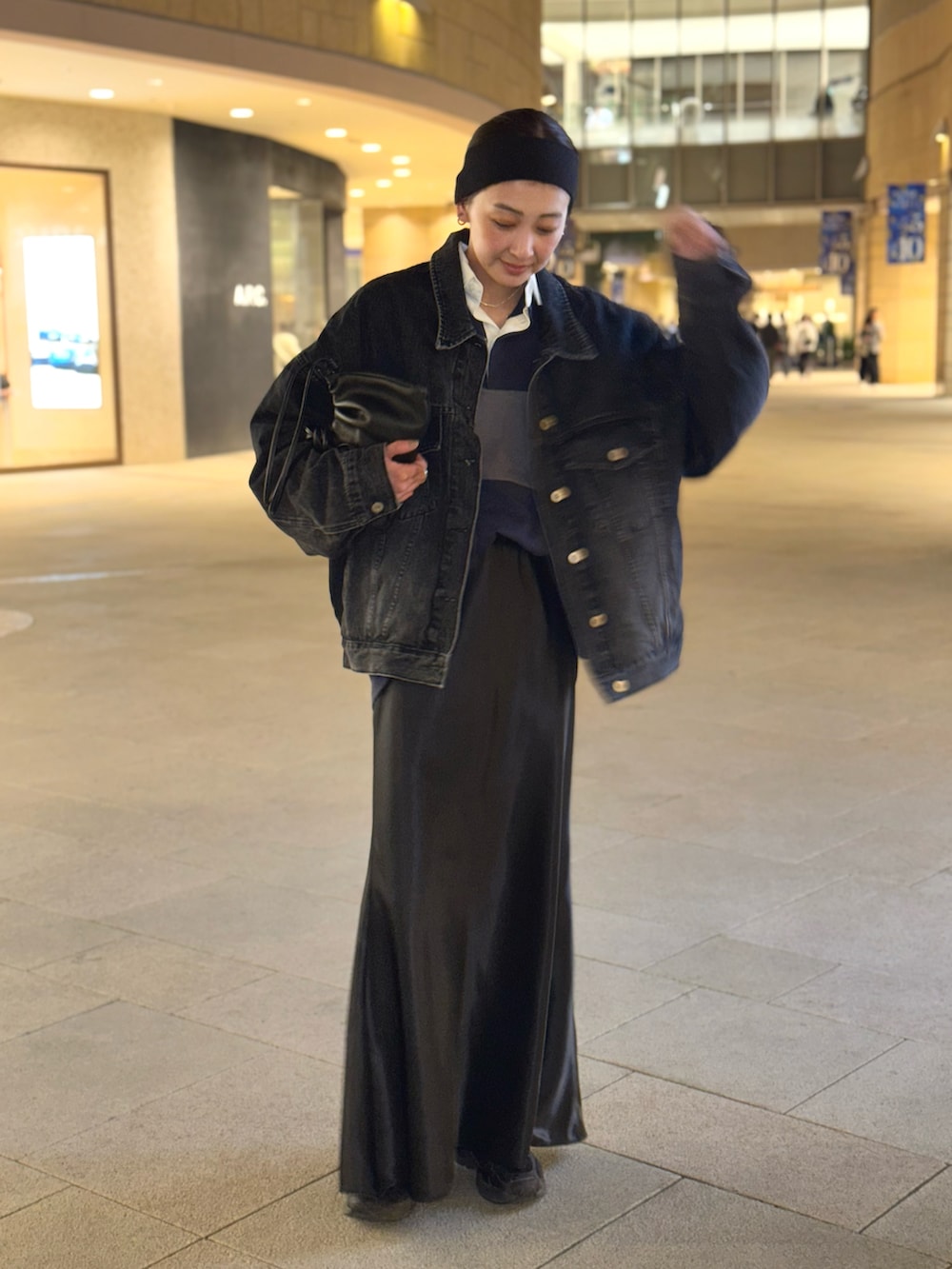 ブルー系のTシャツ/カットソー、ブラック系のデニムジャケット、ブラック系のスカートを着用したレディースの春コーディネートの3枚目の写真