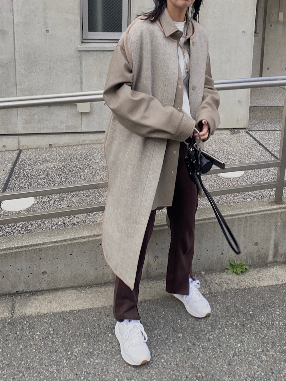 ベージュ系のその他アウター、ベージュ系のブルゾン、ブラック系のショルダーバッグを着用したレディースの秋コーディネートの2枚目の写真