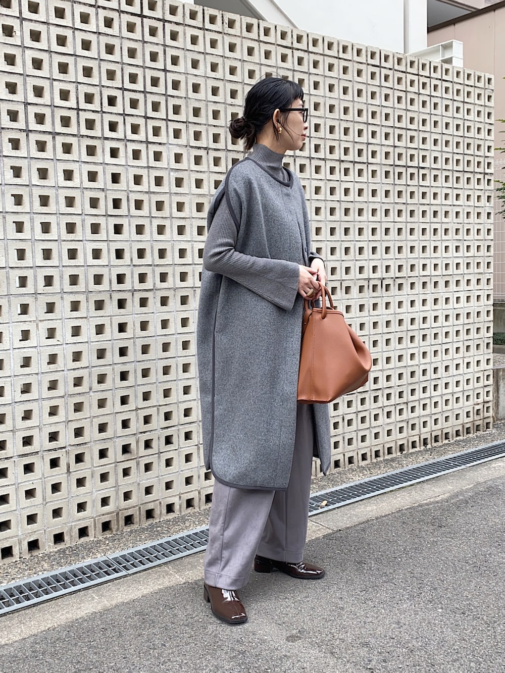 グレー系のその他アウター、グレー系のサロペット/オーバーオール、ブラック系のニット/セーターを着用したレディースの冬コーディネートの3枚目の写真