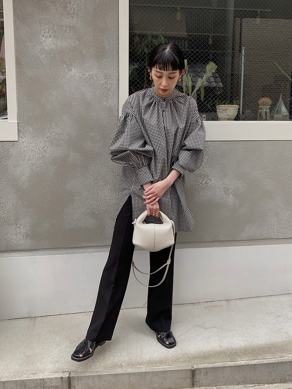 ホワイト系のシャツ/ブラウス、ブラック系のその他パンツ、ホワイト系のショルダーバッグを着用したレディースの春コーディネートの2枚目の写真